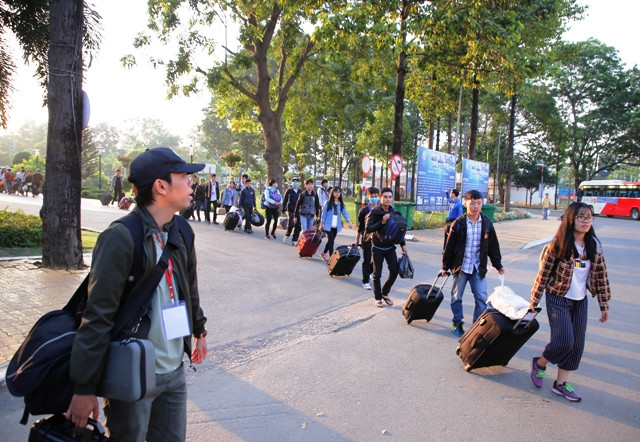 Các SV di chuyển lên chuyến xe đoàn viên Các SV di chuyển lên chuyến xe đoàn viên