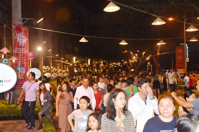 Đông đảo khách tham quan có mặt trong đêm khai mạc Đông đảo khách tham quan có mặt trong đêm khai mạc