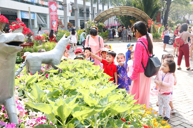 Nhiều em nhỏ thích thú với những chú chó Mậu Tuất Nhiều em nhỏ thích thú với những chú chó Mậu Tuất