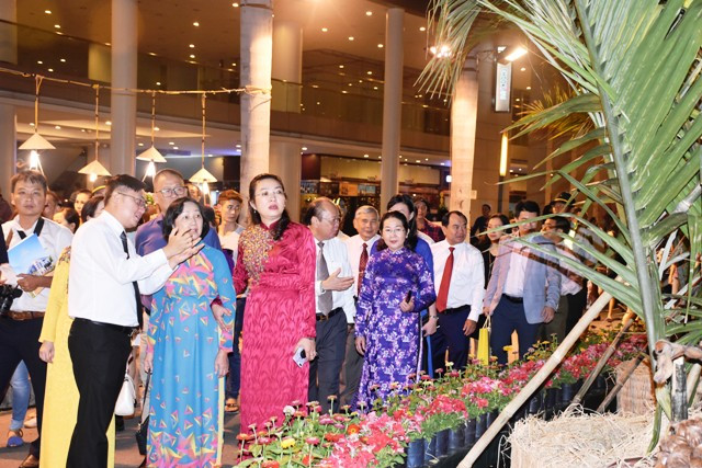 Bà Võ Thị Dung - Phó Bí thư Thành ủy, bà Trương Thị Ánh - Phó chủ tịch HĐND TPHCM cùng ban tổ chức tham quan khu vực đường xuân Bà Võ Thị Dung - Phó Bí thư Thành ủy, bà Trương Thị Ánh - Phó chủ tịch HĐND TPHCM cùng ban tổ chức tham quan khu vực đường xuân