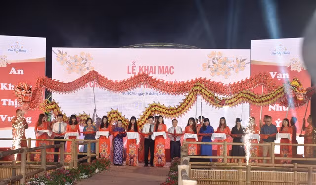 Đại diện lãnh đạo TPHCM và Ban tổ chức cắt băng khai mạc Hội hoa xuân Phú Mỹ Hưng Tết Mậu Tuất 2018