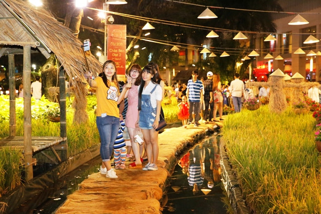 Các bạn trẻ tranh thủ lưu lại những khoảnh khắc Các bạn trẻ tranh thủ lưu lại những khoảnh khắc