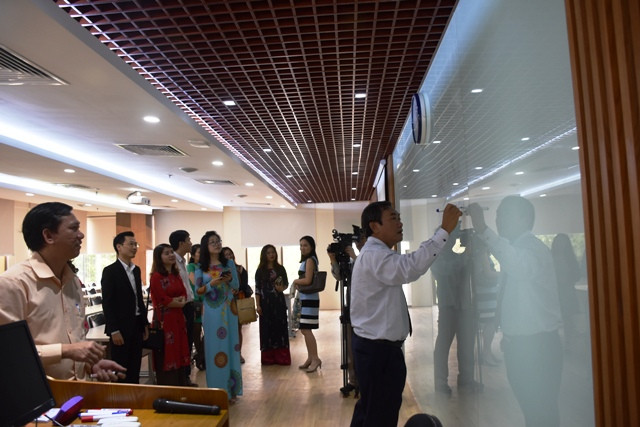 NGND-PGS.TS Hồ Thanh Phong – Hiệu trưởng nhà trường - viết khai trương một phòng học của cơ sở mới NGND-PGS.TS Hồ Thanh Phong – Hiệu trưởng nhà trường - viết khai trương một phòng học của cơ sở mới