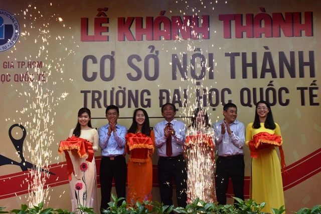 Đại diện lãnh đạo nhà trường cắt băng khánh thành