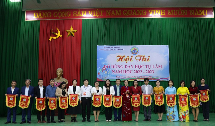 Ban tổ chức trao cờ lưu niệm cho các đơn vị tham dự hội thi. Ban tổ chức trao cờ lưu niệm cho các đơn vị tham dự hội thi.