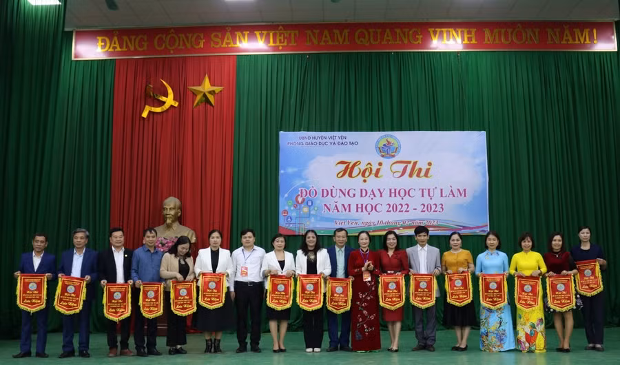 Ban tổ chức trao cờ lưu niệm cho các đơn vị tham dự hội thi.