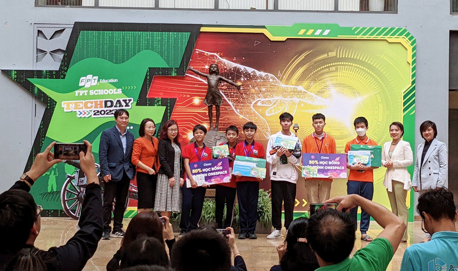 Đội SKY (THCS Dịch Vọng Hậu) và đội FSCCG 03 (TH&THCS FPT) đồng giải Ba cuộc thi Herobot. Đội SKY (THCS Dịch Vọng Hậu) và đội FSCCG 03 (TH&THCS FPT) đồng giải Ba cuộc thi Herobot.