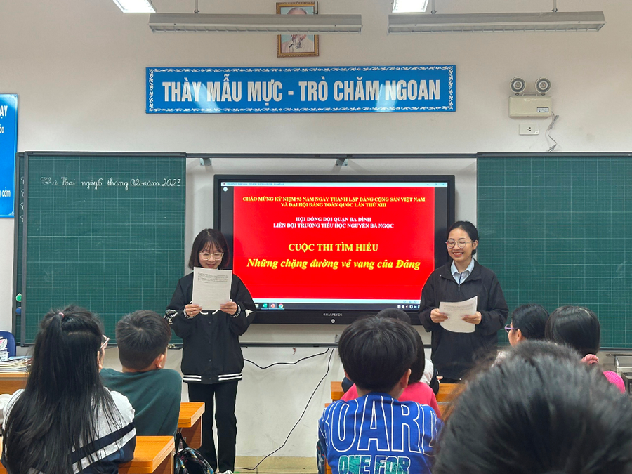 Học sinh trường Tiểu học Nguyễn Bá Ngọc chăm chú lắng nghe các cô giáo chia sẻ tại Cuộc thi &quot;Những chặng đường vẻ vang của Đảng&quot;.