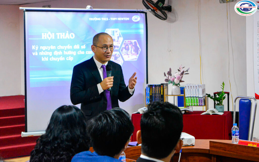 Nhà báo Phan Đăng chia sẻ với học sinh Newton về kỹ năng sống, sử dụng công nghệ an toàn.