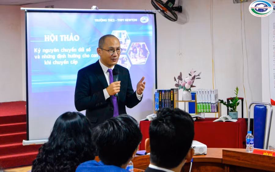 Nhà báo Phan Đăng chia sẻ với học sinh Newton về kỹ năng sống, sử dụng công nghệ an toàn.