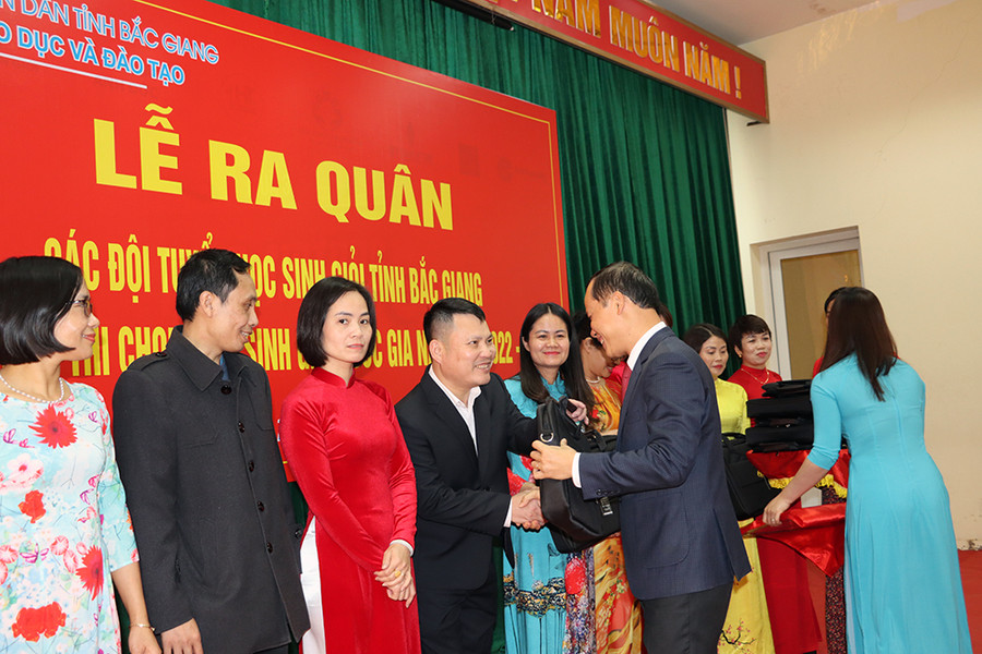 Phó Chủ tịch UBND tỉnh Bắc Giang - Mai Sơn trao quà của UBND tỉnh cho đại diện thầy giáo, cô giáo tham gia bồi dưỡng 11 đội tuyển. Phó Chủ tịch UBND tỉnh Bắc Giang - Mai Sơn trao quà của UBND tỉnh cho đại diện thầy giáo, cô giáo tham gia bồi dưỡng 11 đội tuyển.