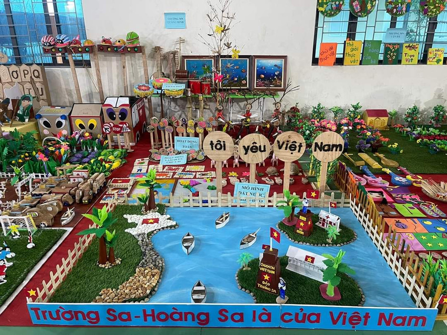 1 trong 187 bộ đồ sản phẩm của giáo viên tham gia tại Hội thi. 1 trong 187 bộ đồ sản phẩm của giáo viên tham gia tại Hội thi.