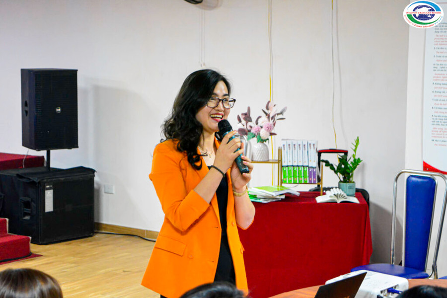 Cô Hoàng Mận - Hiệu trưởng Trường THCS - THPT Newton thông tin về chương trình tuyển sinh đến phụ huynh học sinh.