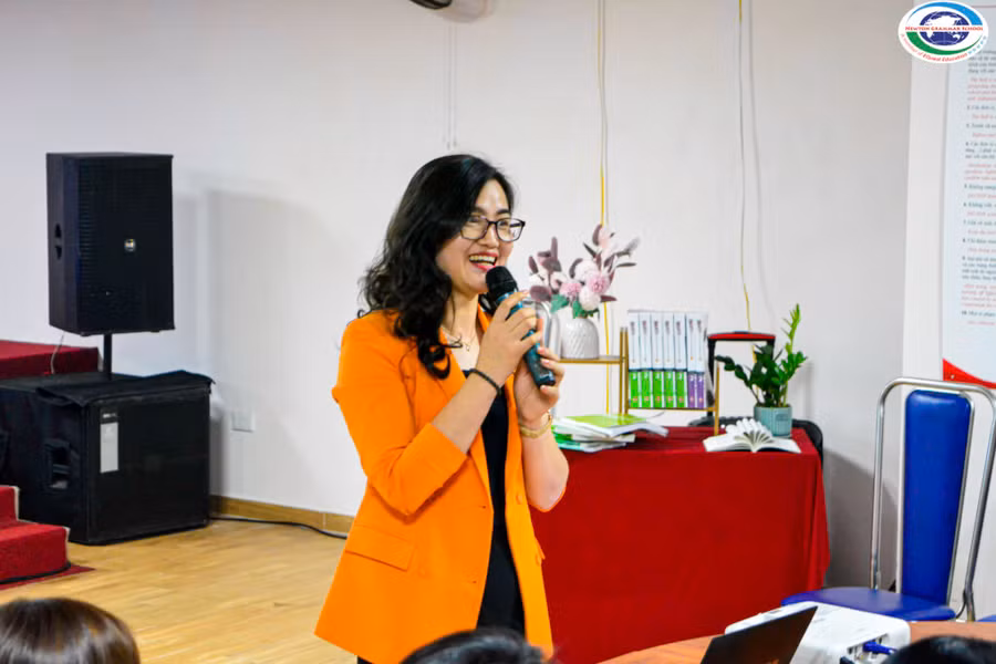 Cô Hoàng Mận - Hiệu trưởng Trường THCS - THPT Newton thông tin về chương trình tuyển sinh đến phụ huynh học sinh.