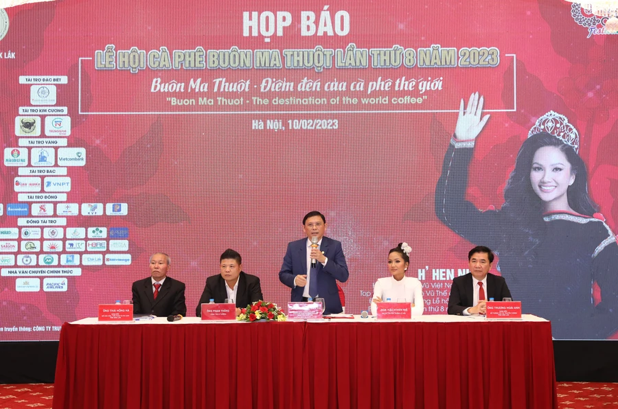 Quang cảnh buổi họp báo. 