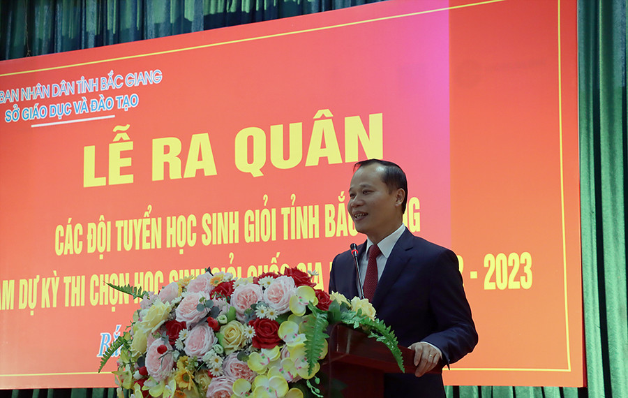 Phó Chủ tịch Thường trực UBND tỉnh Bắc Giang - Mai Sơn động viên, khích lệ các em học sinh. Phó Chủ tịch Thường trực UBND tỉnh Bắc Giang - Mai Sơn động viên, khích lệ các em học sinh.