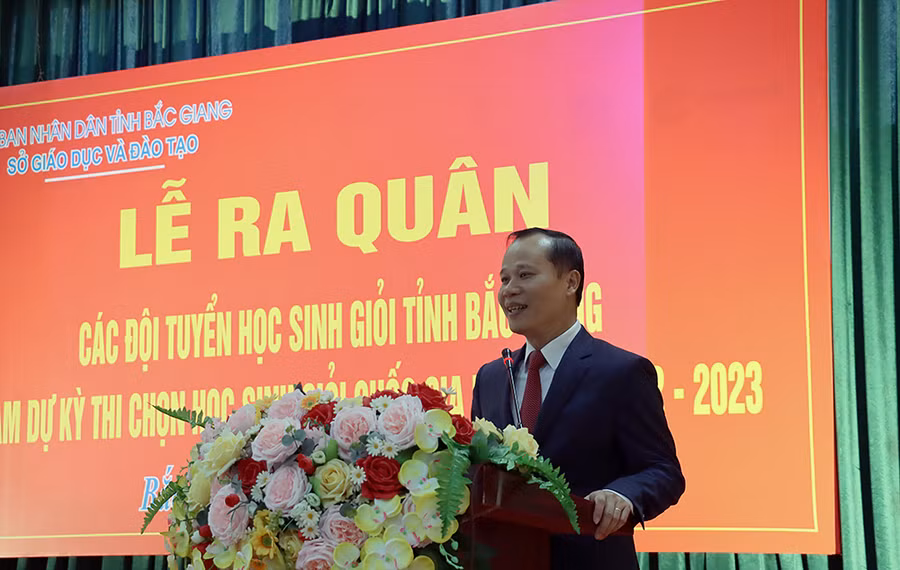 Phó Chủ tịch Thường trực UBND tỉnh Bắc Giang - Mai Sơn động viên, khích lệ các em học sinh.