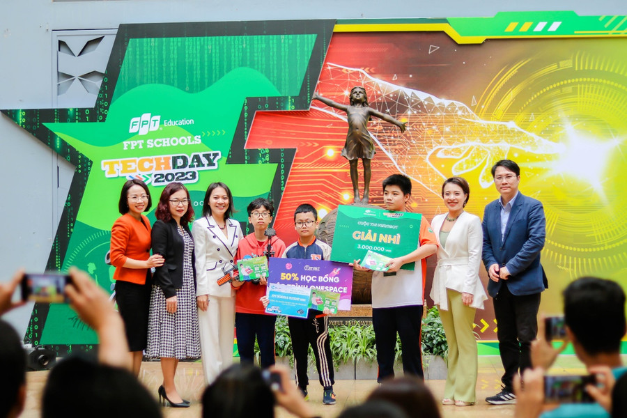 Đội FSCCG 02 (TH&THCS FPT) giành giải Nhì cuộc thi Herobot. Đội FSCCG 02 (TH&THCS FPT) giành giải Nhì cuộc thi Herobot.