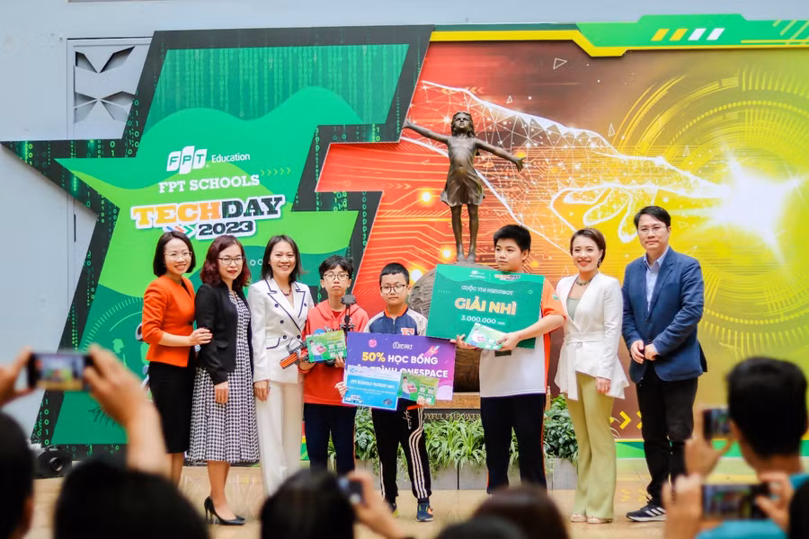 Đội FSCCG 02 (TH&THCS FPT) giành giải Nhì cuộc thi Herobot. Đội FSCCG 02 (TH&THCS FPT) giành giải Nhì cuộc thi Herobot.