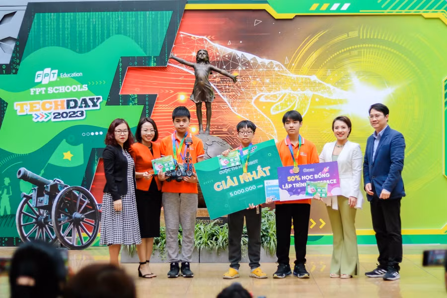 Đội FSCCG 01 (TH&THCS FPT) - nhà vô địch cuộc thi Herobot.