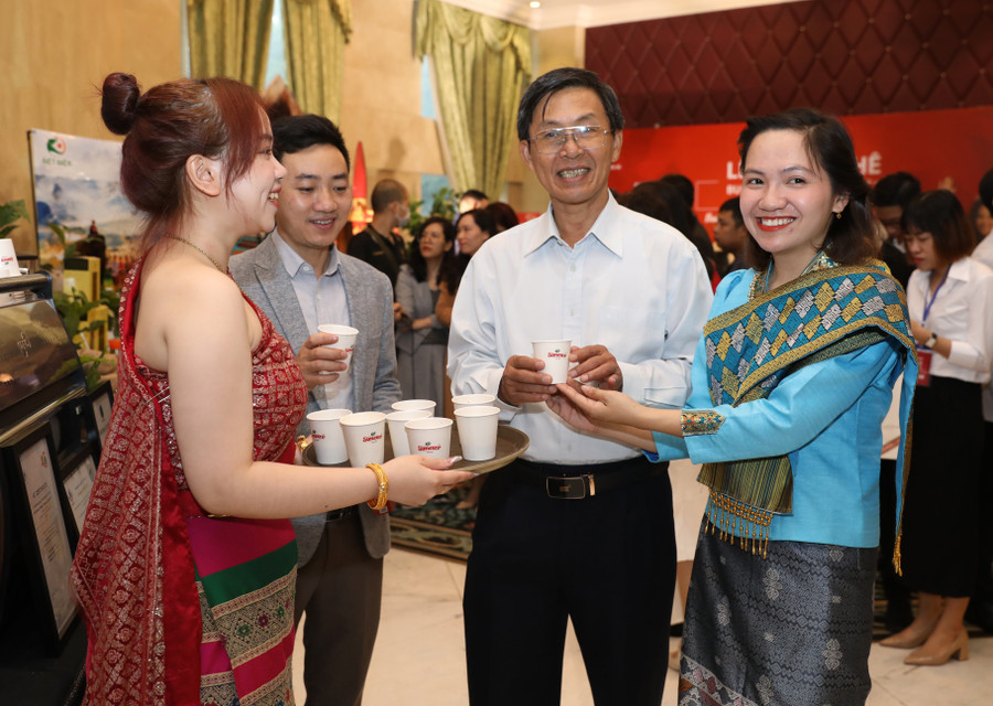 Các đại biểu thưởng thức cà phê tại buổi họp báo. Các đại biểu thưởng thức cà phê tại buổi họp báo.
