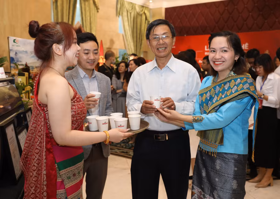 Các đại biểu thưởng thức cà phê tại buổi họp báo.