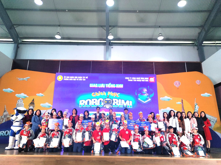 Nhà giáo Trần Thị Hương - Trưởng Phòng GD&amp;ĐT quận Tây Hồ (Hà Nội) cùng đơn vị đồng hành chương trình trao phần thưởng và chụp ảnh cùng các đội thi.