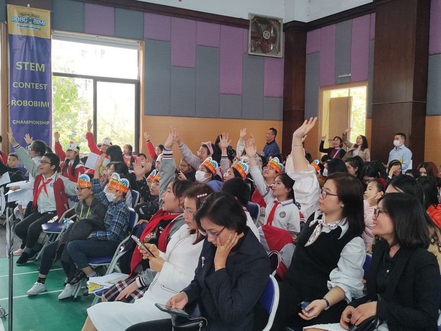 Đông đảo học sinh đến cổ vũ và tham gia giao lưu cùng chương trình.