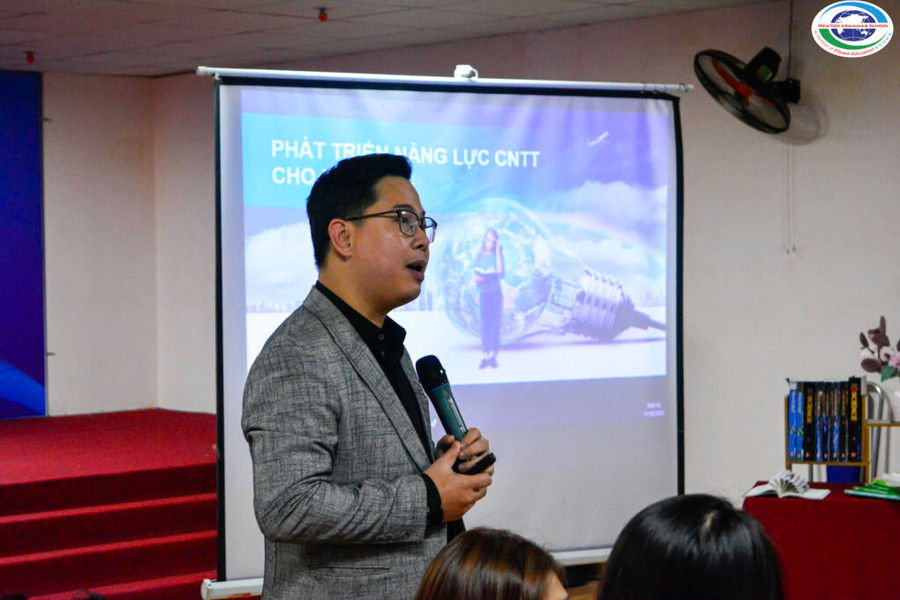PGS.TS Trần Thành Nam gợi mở những xu thế về công nghệ và sử dụng an toàn trên không gian mạng xã hội cho học sinh.