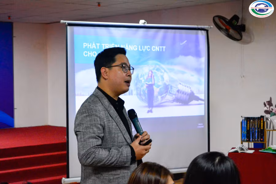 PGS.TS Trần Thành Nam gợi mở những xu thế về công nghệ và sử dụng an toàn trên không gian mạng xã hội cho học sinh.