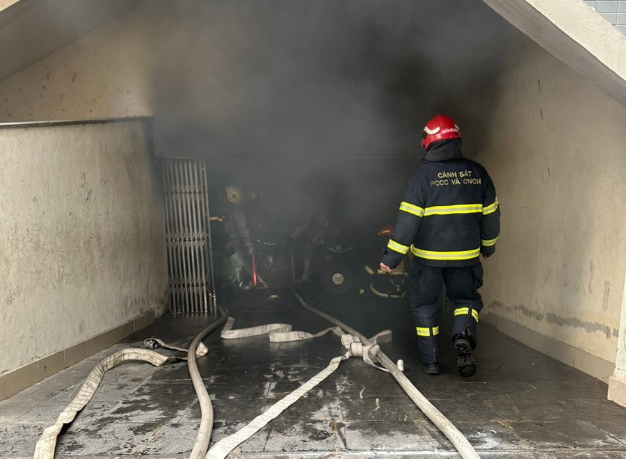 Cảnh sát PCCC&amp;CNCH nhanh chóng dập tắt đám cháy ở tầng hầm trường Tiểu học Yên Hòa.
