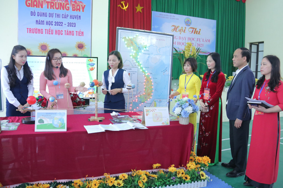 Ban tổ chức hội thi thăm quan các bộ sản phẩm, ứng dụng trong công tác giảng dạy. Ban tổ chức hội thi thăm quan các bộ sản phẩm, ứng dụng trong công tác giảng dạy.