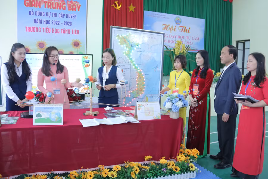 Ban tổ chức hội thi thăm quan các bộ sản phẩm, ứng dụng trong công tác giảng dạy.