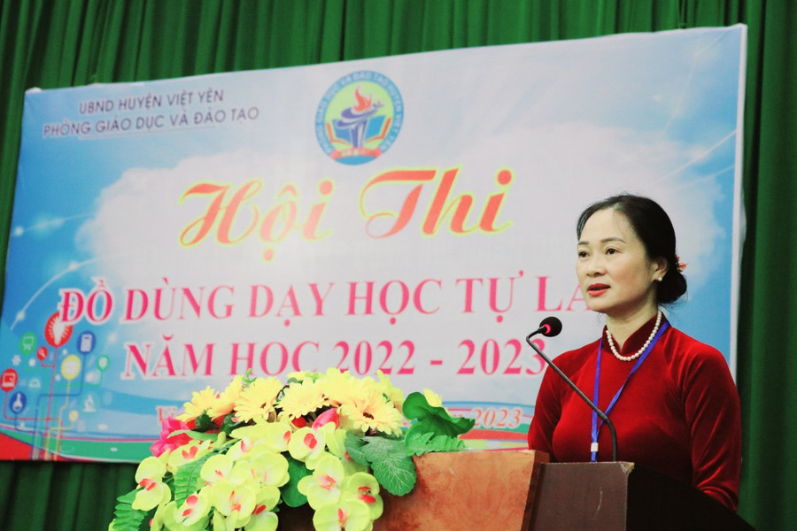 Bà Đỗ Thị Hương – Trưởng phòng GD&ĐT huyện Việt Yên ghi nhận, đánh giá cao sự sáng tạo của thầy cô giáo qua các bộ sản phẩm tham gia hội thi. Bà Đỗ Thị Hương – Trưởng phòng GD&ĐT huyện Việt Yên ghi nhận, đánh giá cao sự sáng tạo của thầy cô giáo qua các bộ sản phẩm tham gia hội thi.