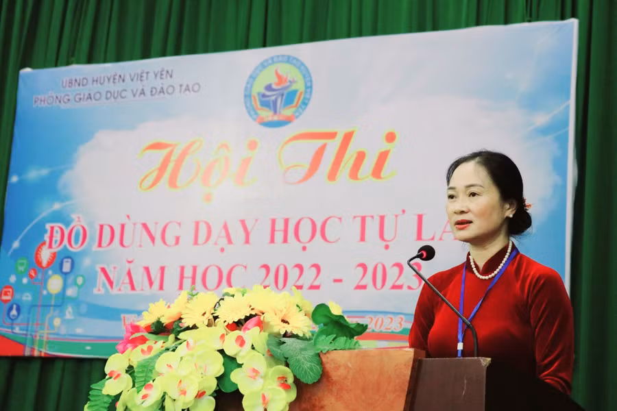 Bà Đỗ Thị Hương – Trưởng phòng GD&amp;ĐT huyện Việt Yên ghi nhận, đánh giá cao sự sáng tạo của thầy cô giáo qua các bộ sản phẩm tham gia hội thi.