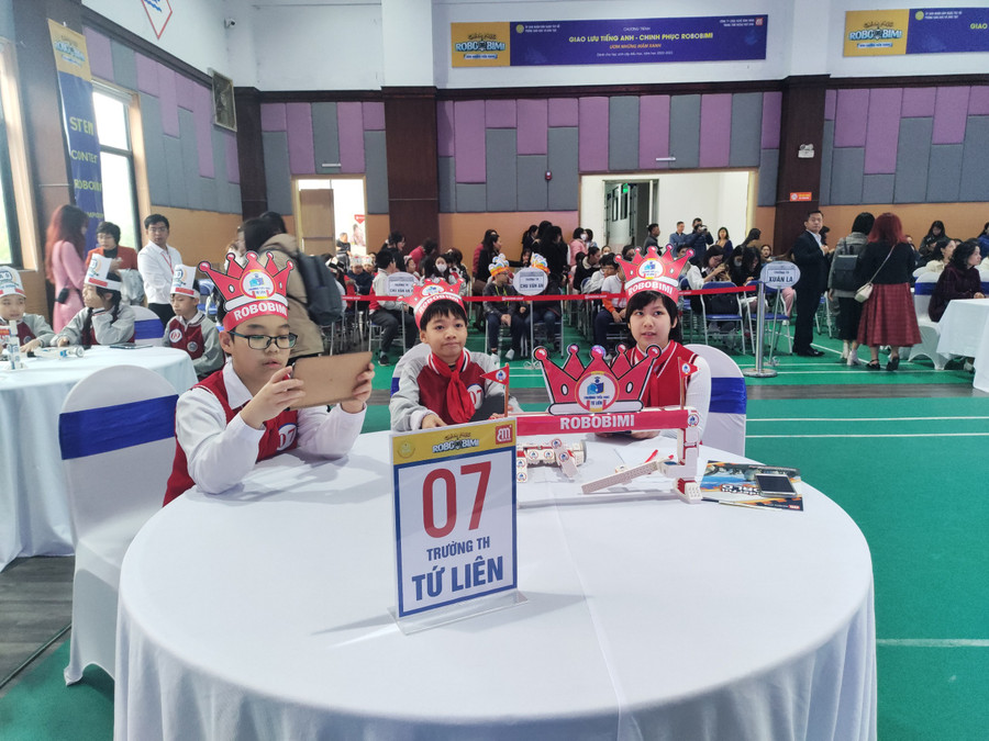 Các đội thi thể hiện kiến thức hiểu biết qua bài thi.