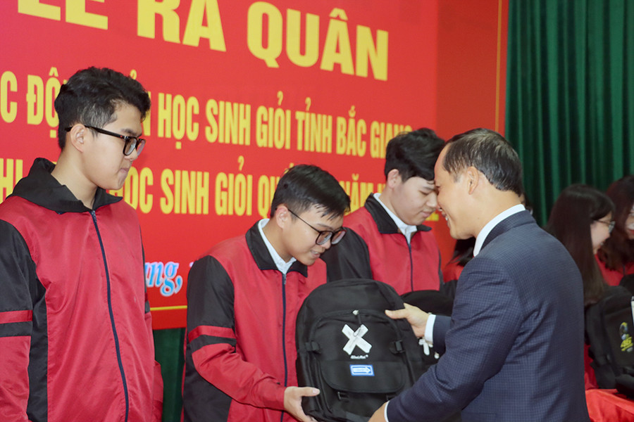 Phó Chủ tịch UBND tỉnh Bắc Giang - Mai Sơn trao quà của UBND tỉnh cho các em học sinh đại diện 11 đội tuyển HSG. Phó Chủ tịch UBND tỉnh Bắc Giang - Mai Sơn trao quà của UBND tỉnh cho các em học sinh đại diện 11 đội tuyển HSG.