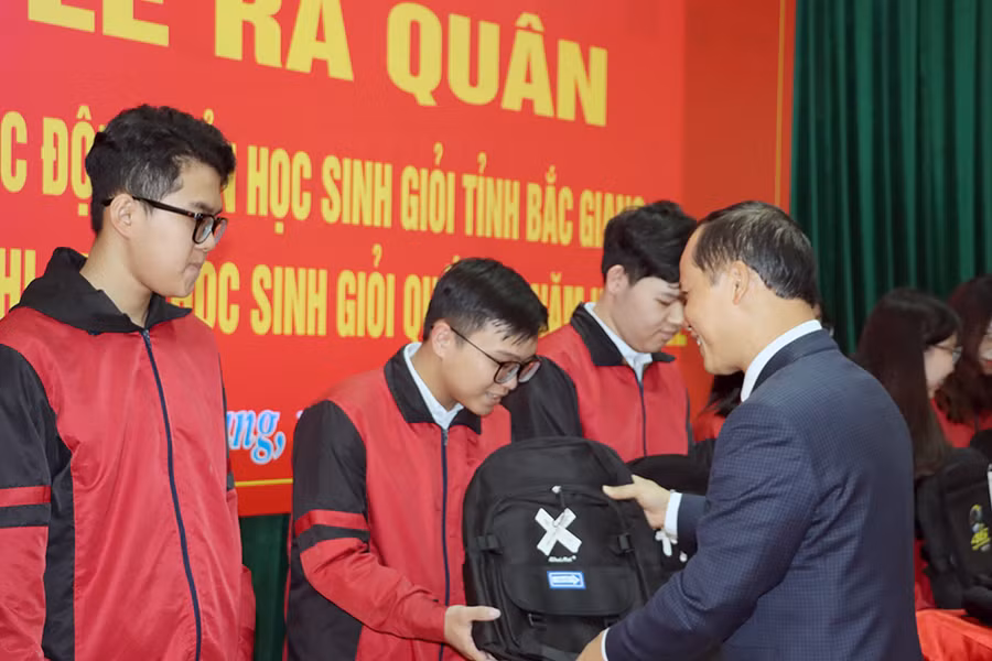 Phó Chủ tịch UBND tỉnh Bắc Giang - Mai Sơn trao quà của UBND tỉnh cho các em học sinh đại diện 11 đội tuyển HSG.