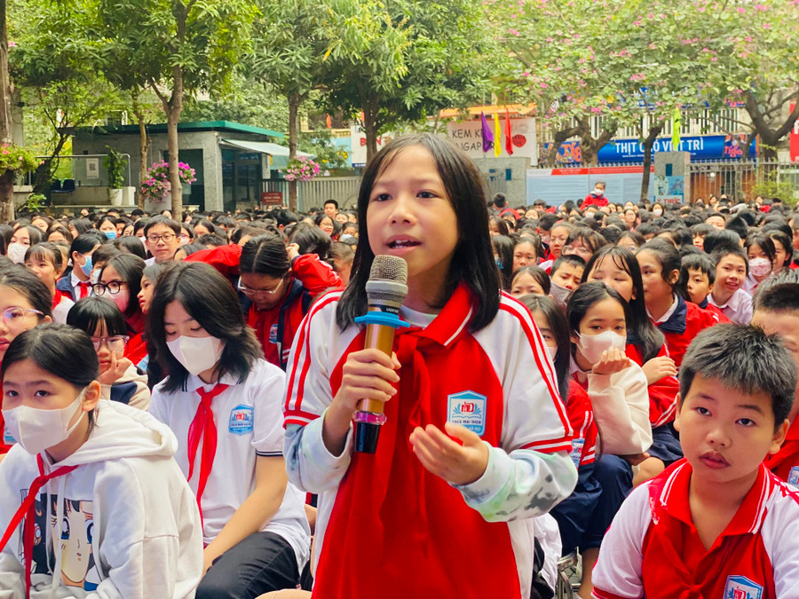 Học sinh trường THCS Mai Dịch hào hứng với buổi học về giáo dục kỹ năng sống.