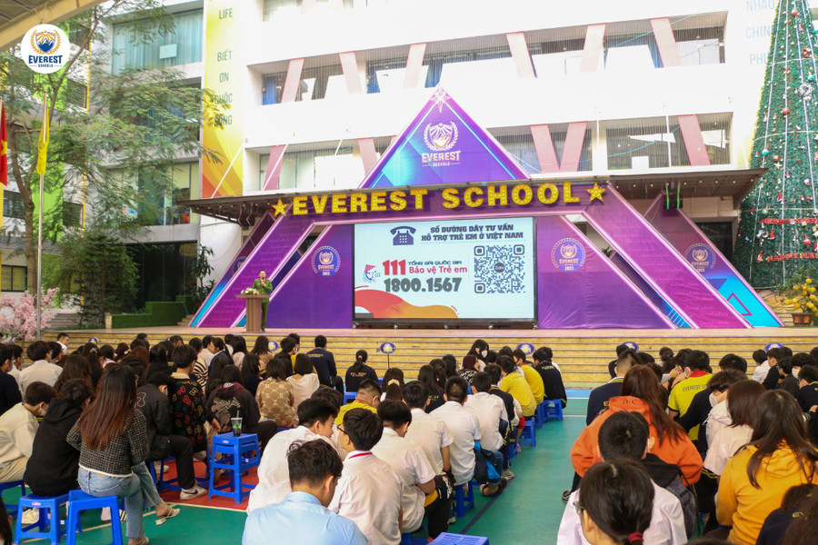 Thượng úy Nguyễn Quốc Vương - Giảng viên Học viện Cảnh sát cung cấp thông tin cho học sinh.