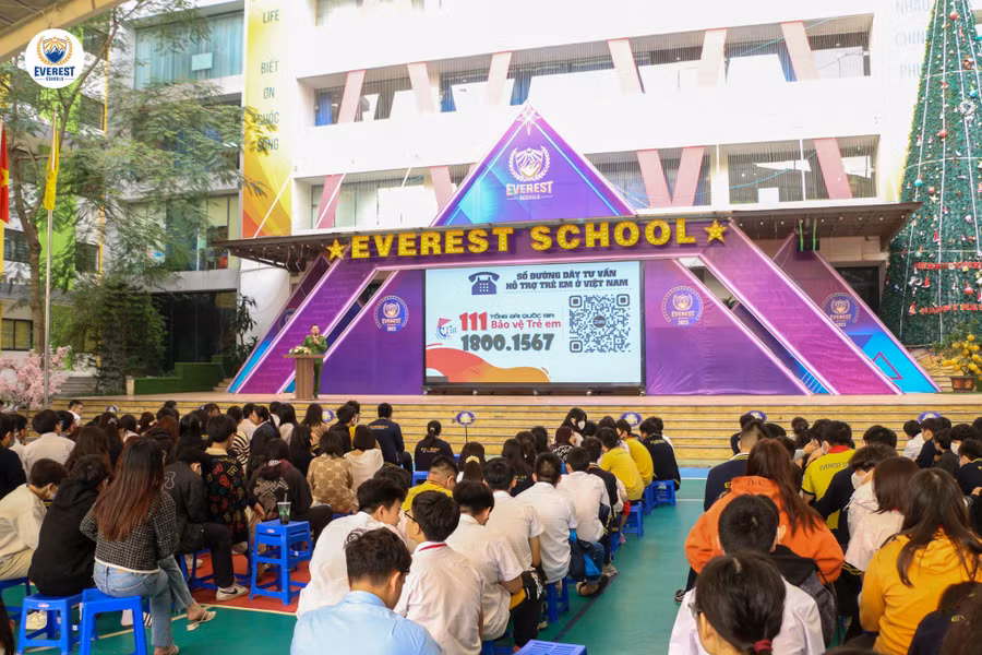 Thượng úy Nguyễn Quốc Vương - Giảng viên Học viện Cảnh sát cung cấp thông tin cho học sinh.