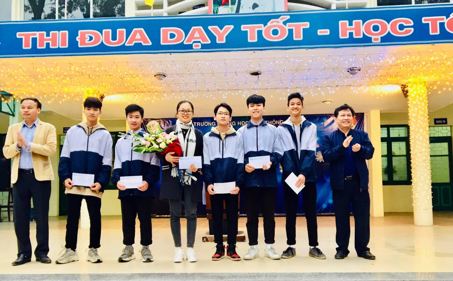 Cô Thu và đội tuyển học sinh giỏi của nhà trường