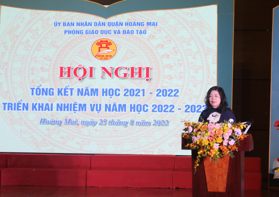 Trưởng phòng GD&ĐT quận Hoàng Mai báo cáo tại hội nghị Trưởng phòng GD&ĐT quận Hoàng Mai báo cáo tại hội nghị