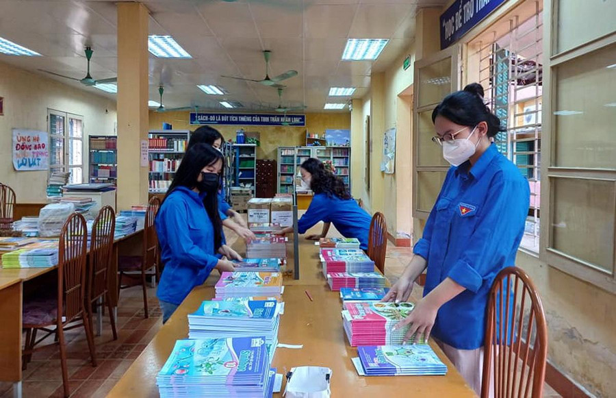 Trường THPT Phạm Hồng Thái chuẩn bị sách lớp 10 phục vụ năm học mới Trường THPT Phạm Hồng Thái chuẩn bị sách lớp 10 phục vụ năm học mới