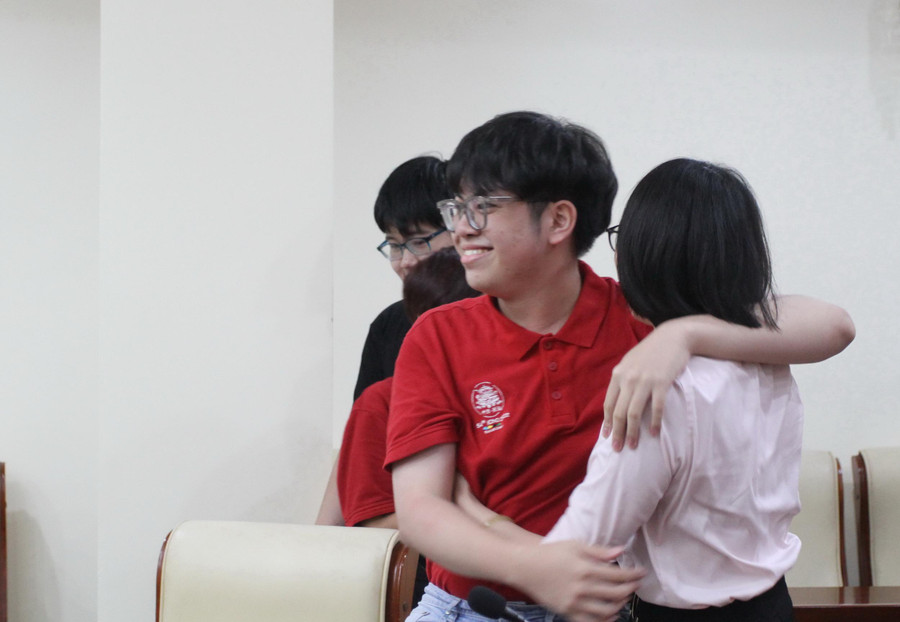 Phạm Nguyễn Minh Tuấn chia vui cùng mẹ khi biết tin đạt huy chương Vàng Olympic Hóa học quốc tế năm 2022