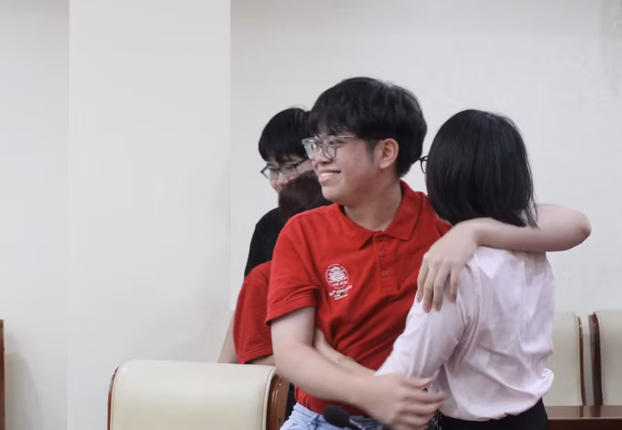 Phạm Nguyễn Minh Tuấn chia vui cùng mẹ khi biết tin đạt huy chương Vàng Olympic Hóa học quốc tế năm 2022