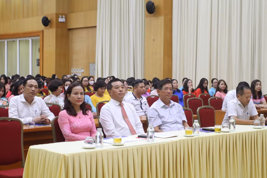 Các đại biểu dự hội nghị.