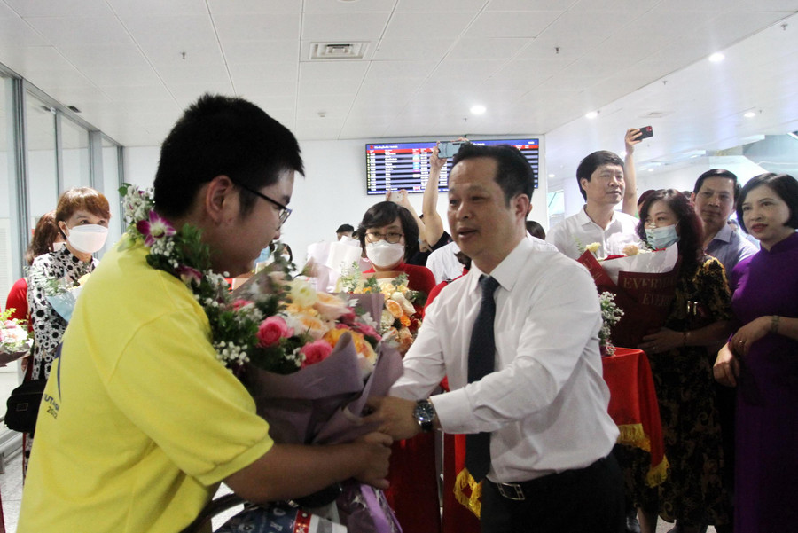 Lãnh đạo Sở GD&ĐT Hà Nội đón đoàn tại cửa sân bay Lãnh đạo Sở GD&ĐT Hà Nội đón đoàn tại cửa sân bay