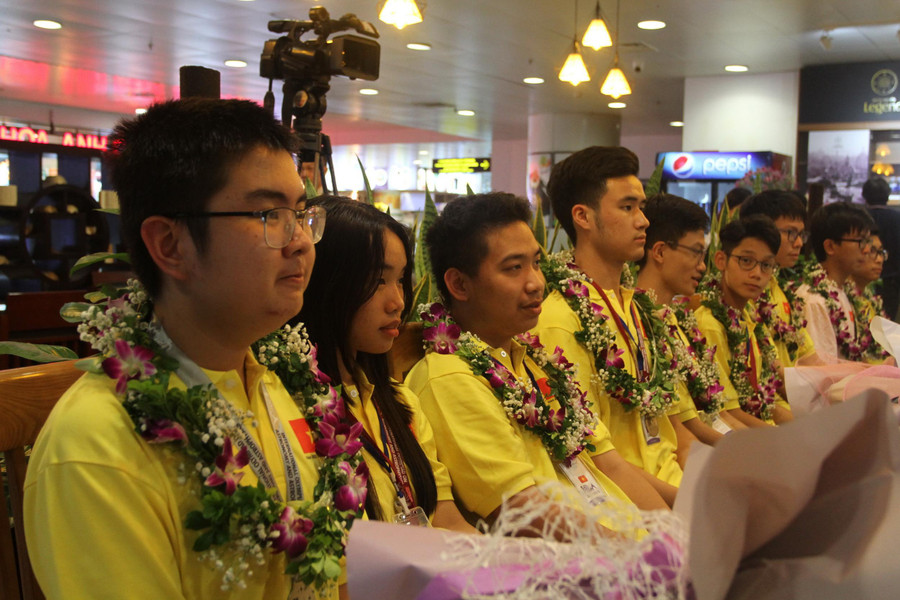 Học sinh trong đội tuyển IOAA 2022 Học sinh trong đội tuyển IOAA 2022