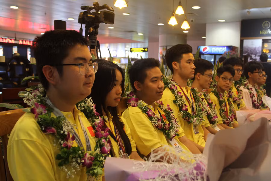 Học sinh trong đội tuyển IOAA 2022